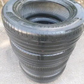 MICHELIN 235 65 17