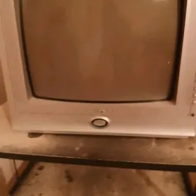 telewizor we stol Telewizor