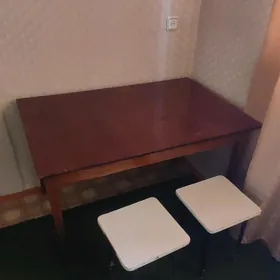 Стол и табуретки