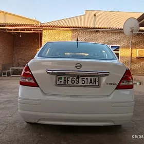 Nissan Tiida 2011
