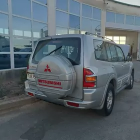 Mitsubishi Montero 2003