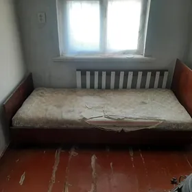 Кровать