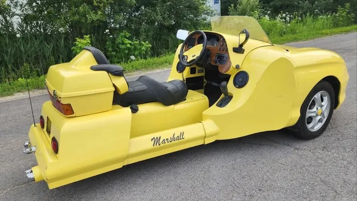 Ne maşyn, ne-de motor: Kanadada Hyundai Tiburon bilen Honda motosiklinden garylyp ýasalan üç tekerli ulag satylýar