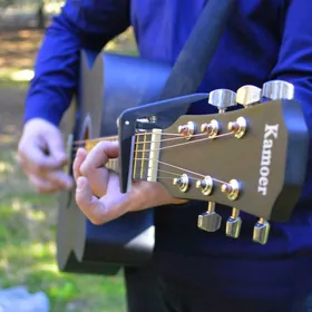 Demir Tar gitara