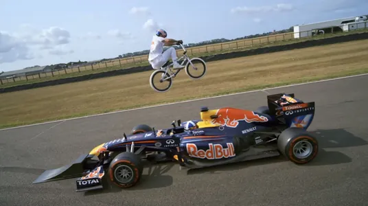 Welosipedçi hereket edip barýan Formula-1 ulagynyň üstünden böküp, howply tilsimi ýerine ýetirdi