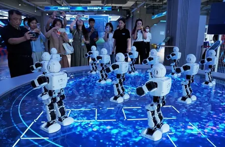 Pekinde adam şekilli robotlaryň dünýäde ilkinji dükany işläp başlady
