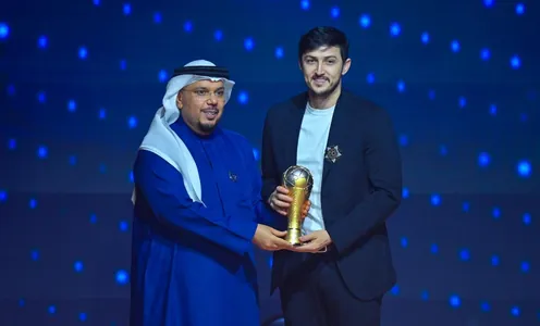 Serdar Azmun BAE-niň çempionatynyň iň gymmatly oýunçysy hökmünde  «Altyn top» baýragyny aldy