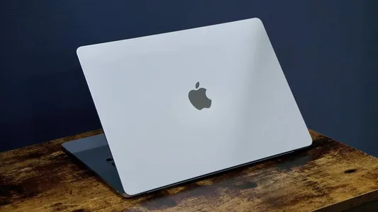 Apple noutbuklarynda OLED ekrany peýda bolar. Displeý bilen Samsung üpjün eder