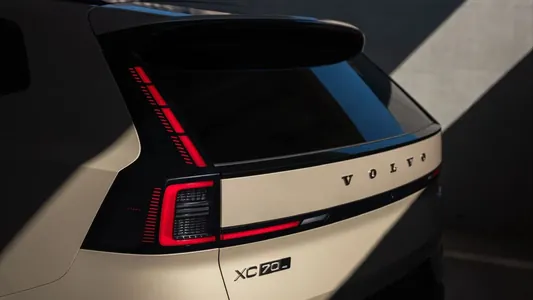 Täze Volvo XC70 birbada 4 hereketlendirijä we 1200 km ýol ätiýaçlygyna eýe boldy