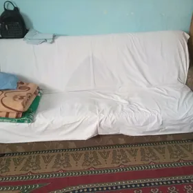 Diwan ýanynda iki sany kreslo