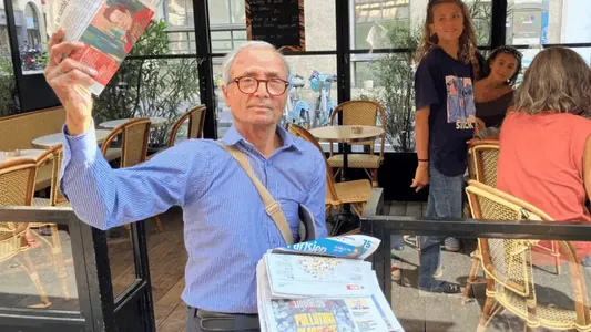 Emmanuel Makron Fransiýanyň "iň soňky köçe gazet satyjysyny" Hormat ordeni bilen sylaglady