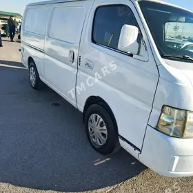 Nissan Urvan 2003