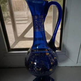 синий стеклянный кувшин
