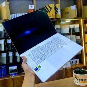 Ultra 9 / RTX 5090 / 32GB RAM