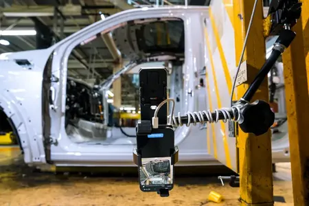 Ford zawodlarynda AI kameralary oturdýar. Olar eýýäm gurnama tapgyrynda iň ownuk kemçilikleri tapyp berýär
