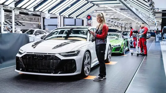 Audi RS6 Avant deslapky sargytlarda uly tolgunyşyk döretdi: Hemmeler benzinli V8-i almak isleýär