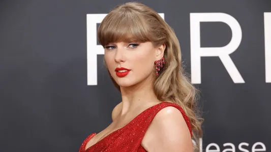 Teýlor Swift täze "The Life of a Showgirl" albomyny yglan etdi