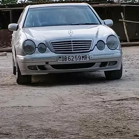 Mercedes-Benz E320 2001