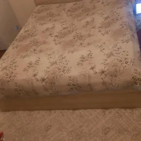 кровать с матрасом