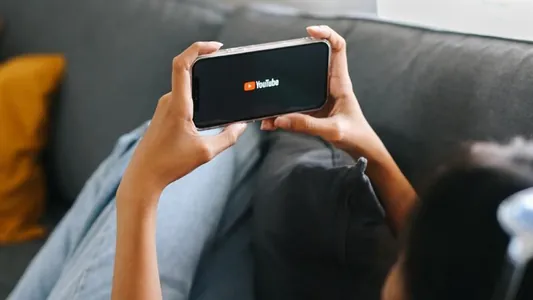 YouTube görýän wideolaryna esaslanyp, ulanyjynyň ýaşyny kesgitlemek ulgamyny synagdan geçirýär