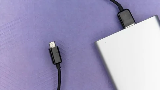 Türkiýäniň üç sany awiakompaniýasy uçuş wagtynda powerbanklary ulanmagy gadagan etdi