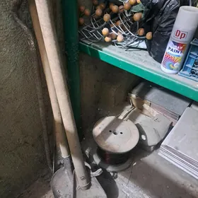 топор
