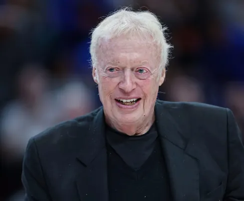 Nike-yň esaslandyryjysy Fil Naýt rak bilen göreşe 2 mlrd dollar bagyş etdi