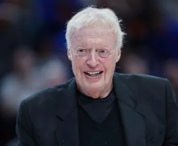 Nike-yň esaslandyryjysy Fil Naýt rak bilen göreşe 2 mlrd dollar bagyş etdi