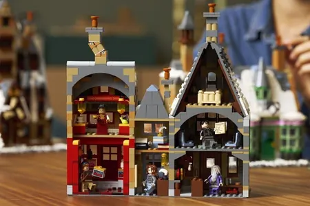 LEGO “Garri Potter” boýunça “Hogsmid obasy” kolleksiýa toplumyny çykarar