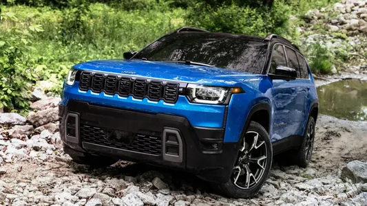 Jeep Cherokee tygşytly gibrid hökmünde gaýdyp gelýär: 100 km üçin 6,2 litr sarp eder