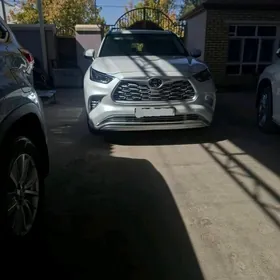Toyota Highlander 2021