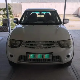 Mitsubishi L200 2012