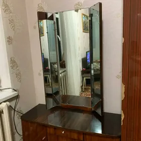 односпальная кровать и трюмо