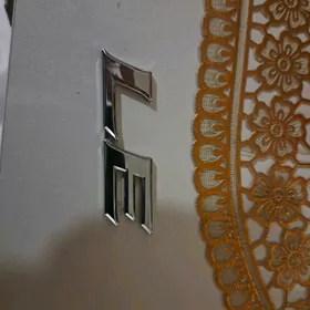 Okuz kelle znacok emblema