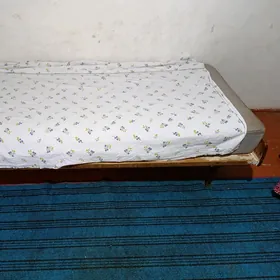 Кровать