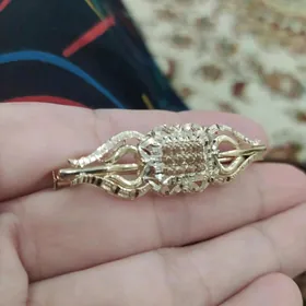 Gyzyl broshka