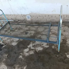 кровать.     krowat