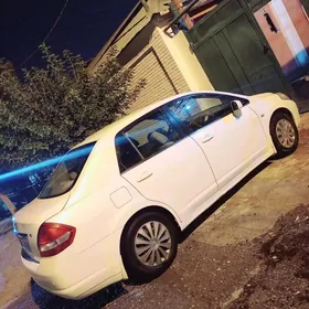 Nissan Tiida 2005