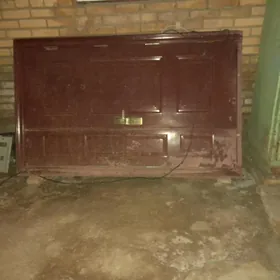 Оконные рамы и дверь