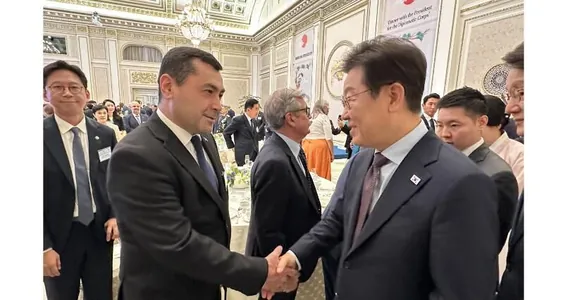 Koreýa Respublikasynyň Prezidenti Seulda dabaraly çäräniň çäklerinde Türkmenistanyň ilçisi bilen duşuşdy