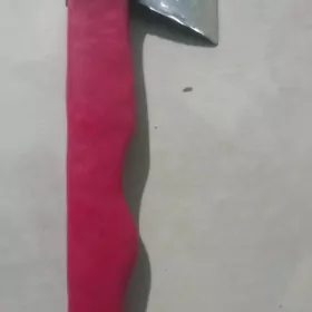 топор