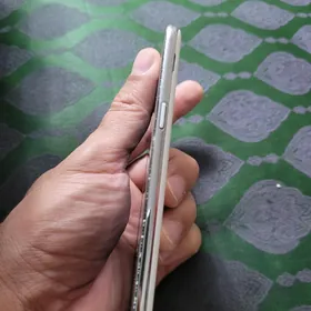 Samsung J7 Телефон