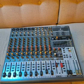 Toy pult behringer 1832 dj