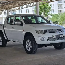 Mitsubishi L200 2013