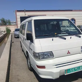 Mitsubishi L300 2009