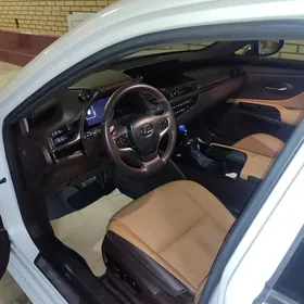 Lexus ES 2020