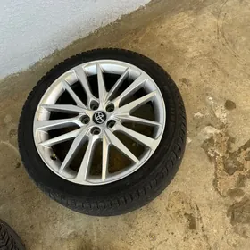 235/40/19