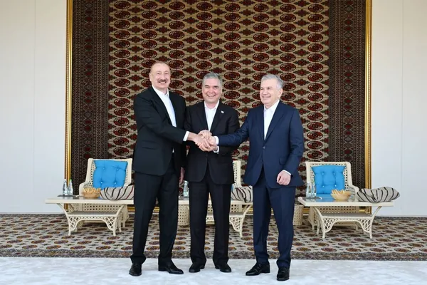 Azerbaýjanyň Prezidentine ahalteke bedewi, Özbegistanyň Prezidentine köşekli düýe sowgat berildi