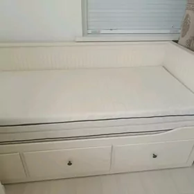 Кровать