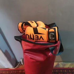 груша и перчатки